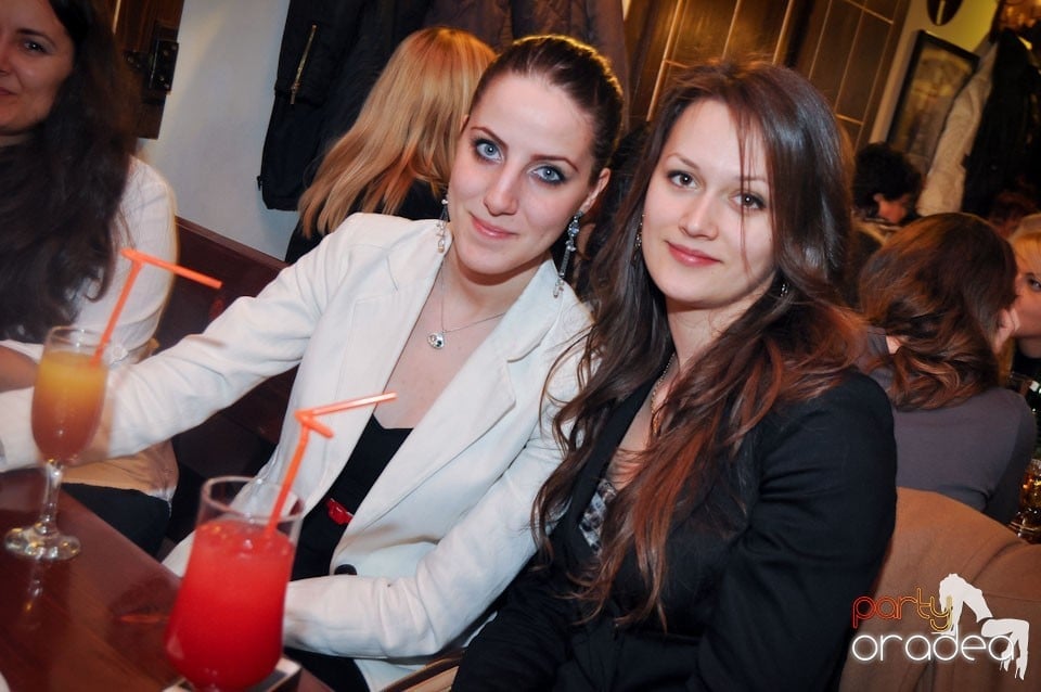 Ladies Night în Queen's, Queen's Music Pub