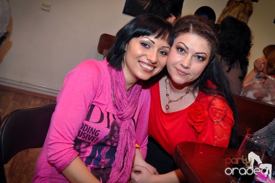 Ladies Night în Queen's, Queen's Music Pub