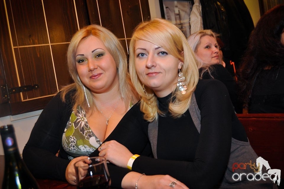 Ladies Night în Queen's, Queen's Music Pub