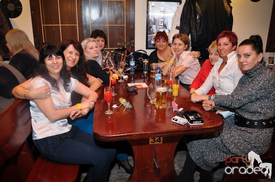 Ladies Night în Queen's, Queen's Music Pub