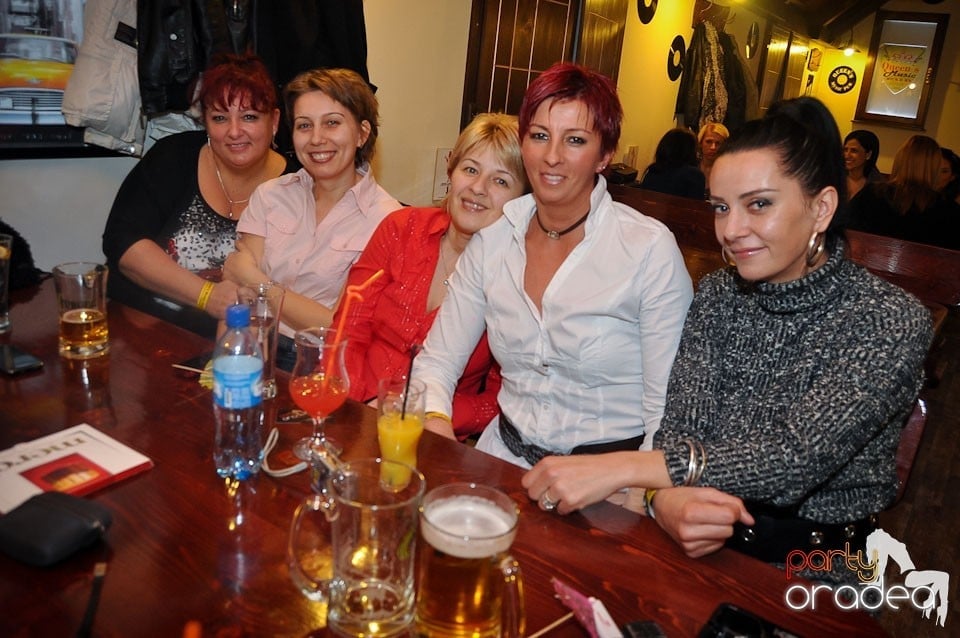 Ladies Night în Queen's, Queen's Music Pub