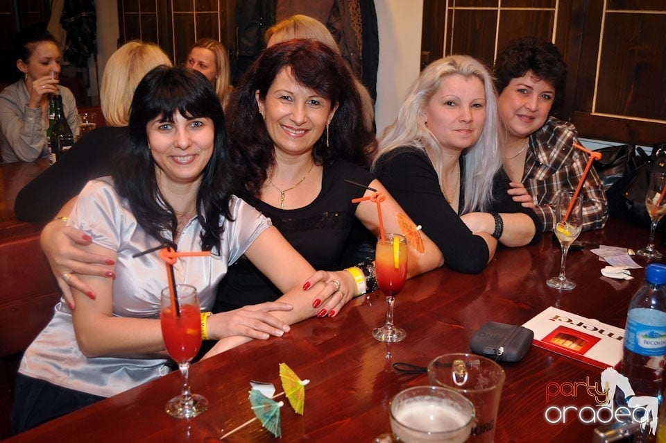 Ladies Night în Queen's, Queen's Music Pub