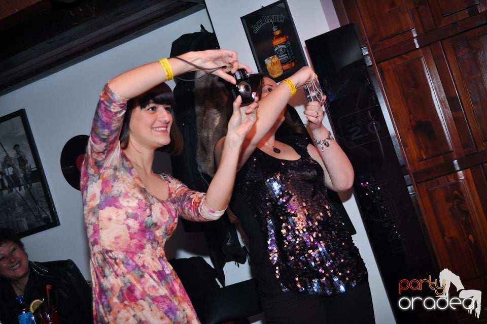 Ladies Night în Queen's, Queen's Music Pub