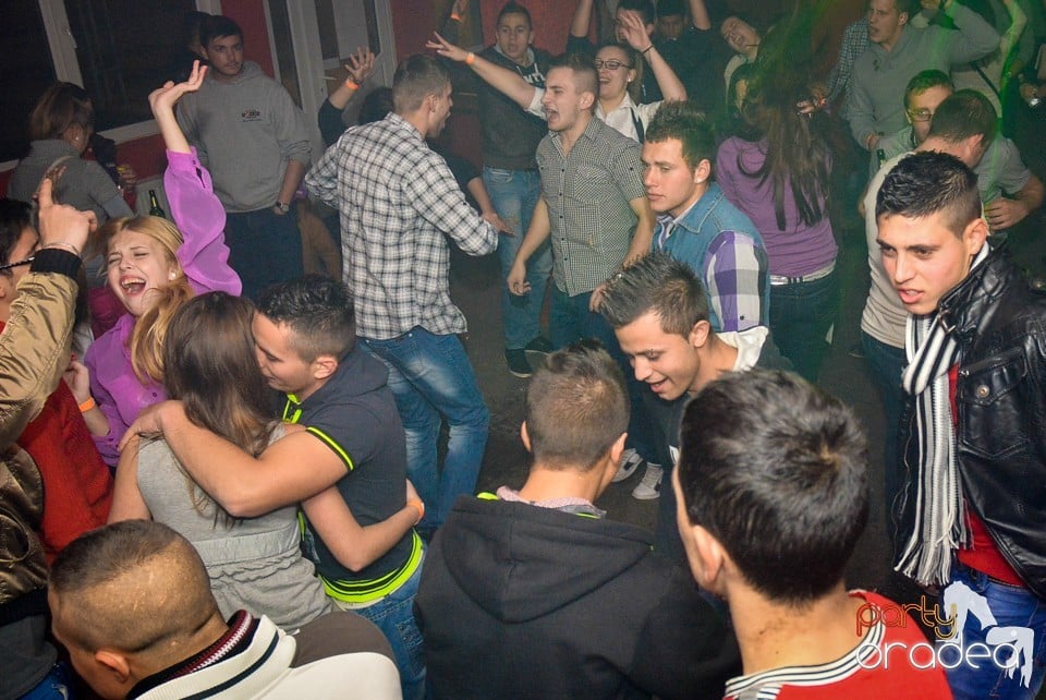 Ladies Saturday Night Fever, Royal Party House