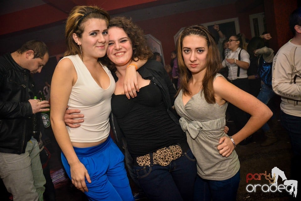 Ladies Saturday Night Fever, Royal Party House
