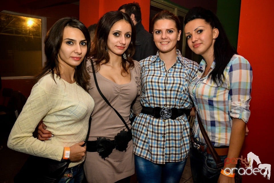 Ladies Saturday Night Fever, Royal Party House