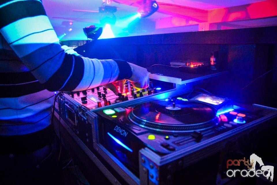 Ladies Saturday Night Fever, Royal Party House