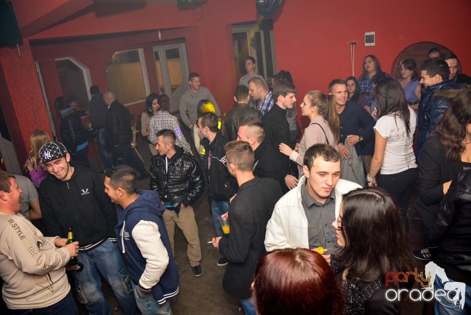 Ladies Saturday Night Fever, Royal Party House
