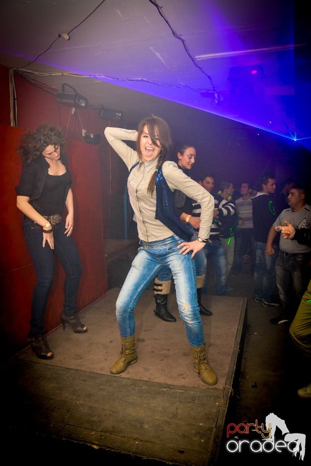 Ladies Saturday Night Fever, Royal Party House