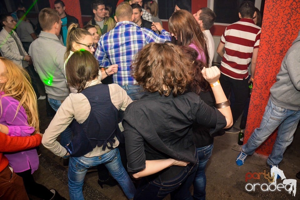 Ladies Saturday Night Fever, Royal Party House