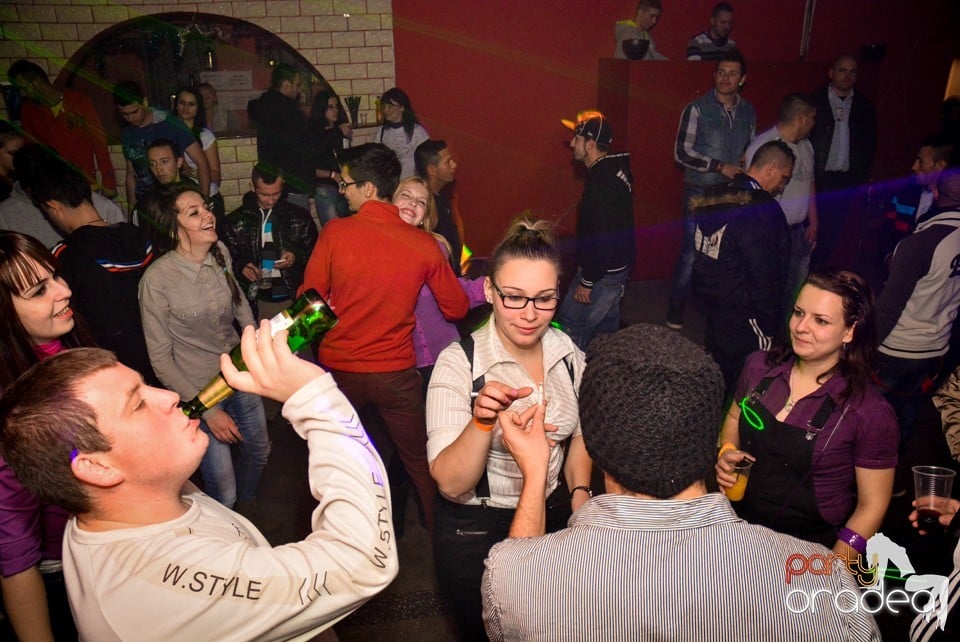 Ladies Saturday Night Fever, Royal Party House