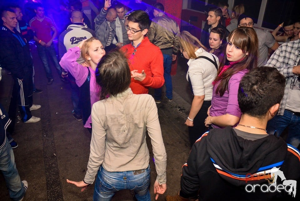 Ladies Saturday Night Fever, Royal Party House