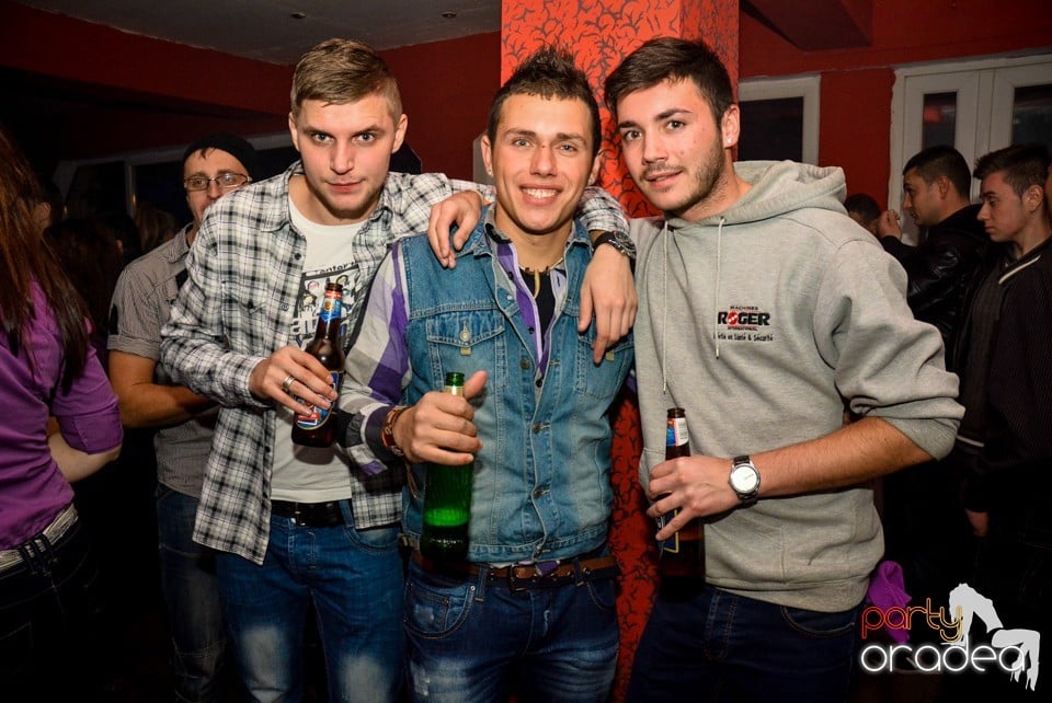 Ladies Saturday Night Fever, Royal Party House