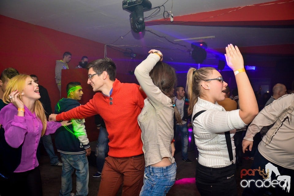Ladies Saturday Night Fever, Royal Party House