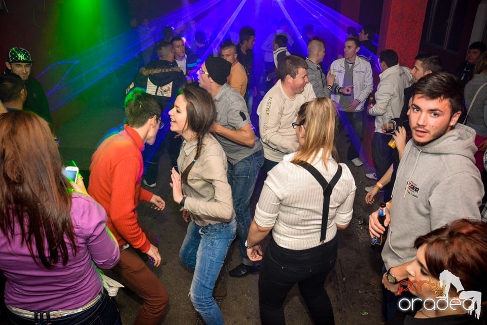 Ladies Saturday Night Fever, Royal Party House