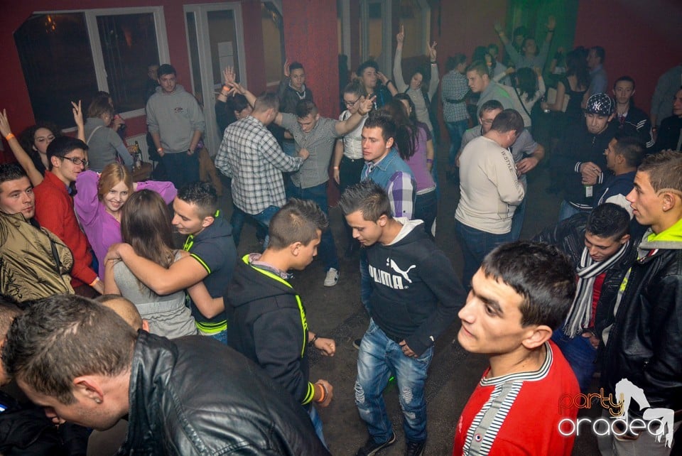 Ladies Saturday Night Fever, Royal Party House