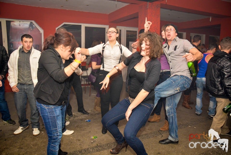 Ladies Saturday Night Fever, Royal Party House
