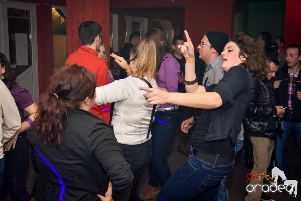 Ladies Saturday Night Fever, Royal Party House