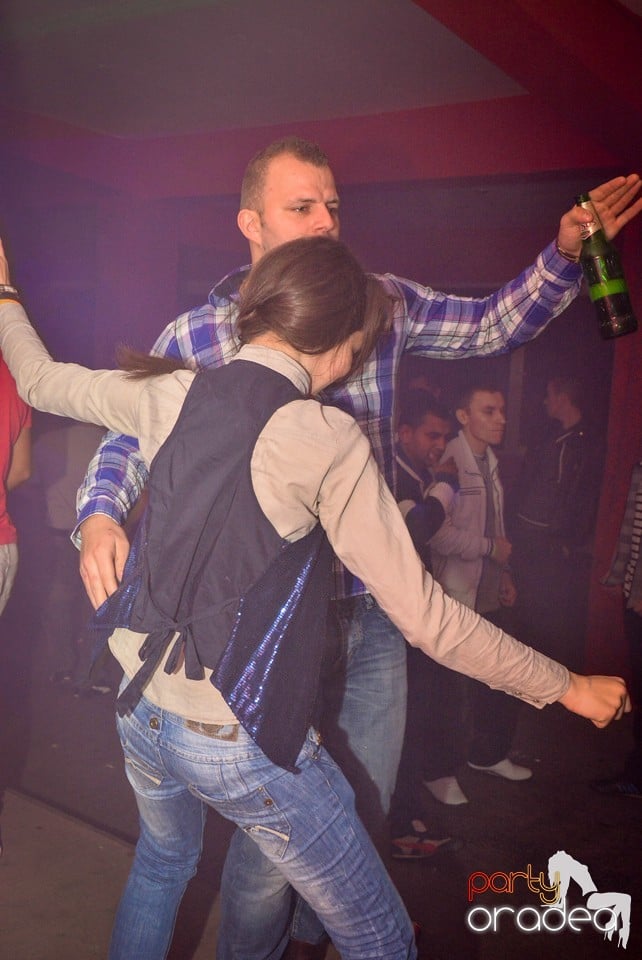 Ladies Saturday Night Fever, Royal Party House