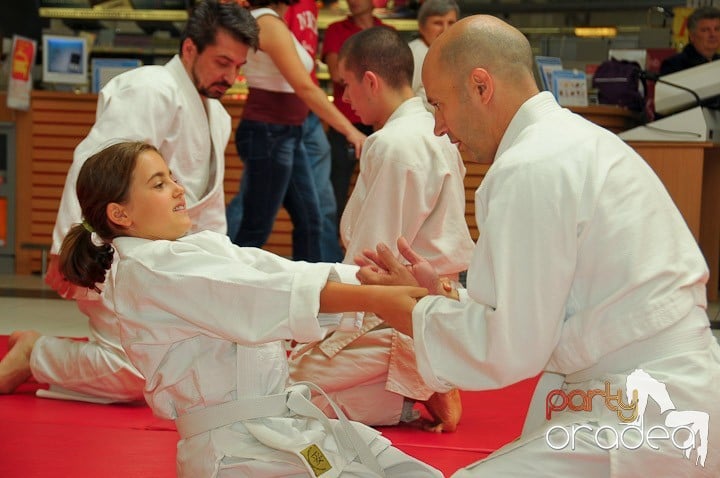 Lecţie de Aikido în Era Park, Era Shopping Park