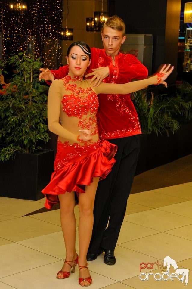 Loud and Crazy Outfits - Prezentare de modă, Lotus Center