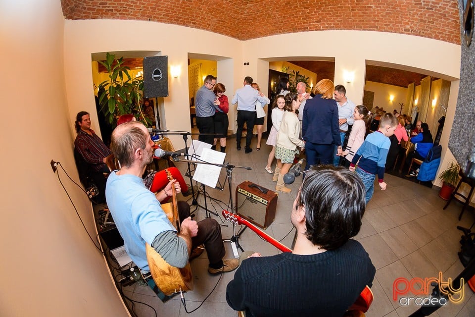 Melaz & The Daydreamers, Restaurant Emporium