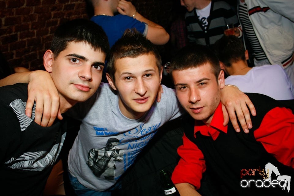 Miercuri seara e party în Club Escape, 