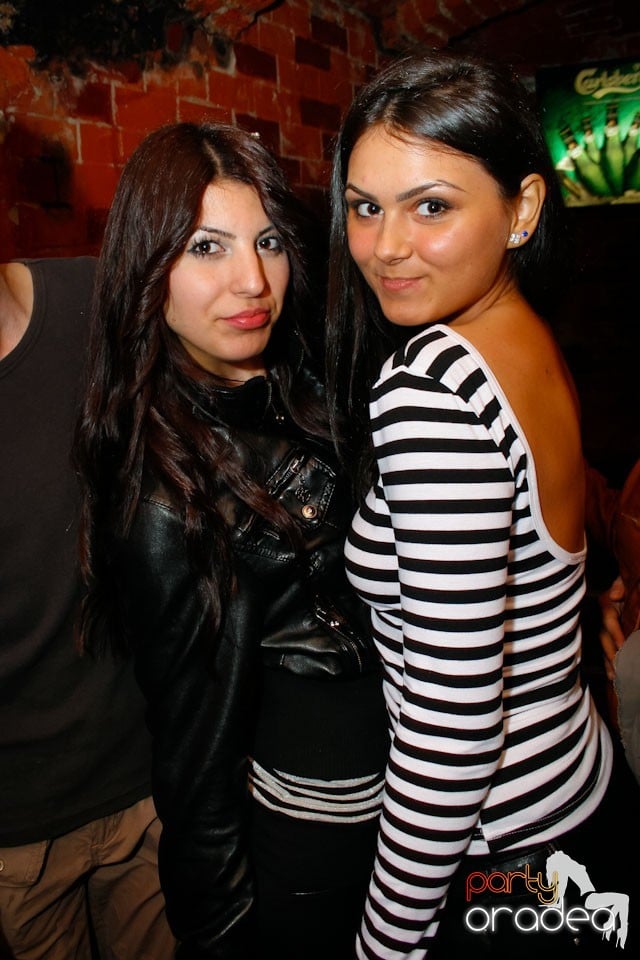 Miercuri seara e party în Club Escape, 