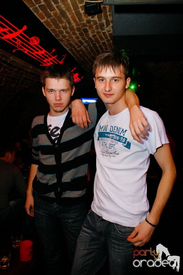 Miercuri seara e party în Club Escape, 