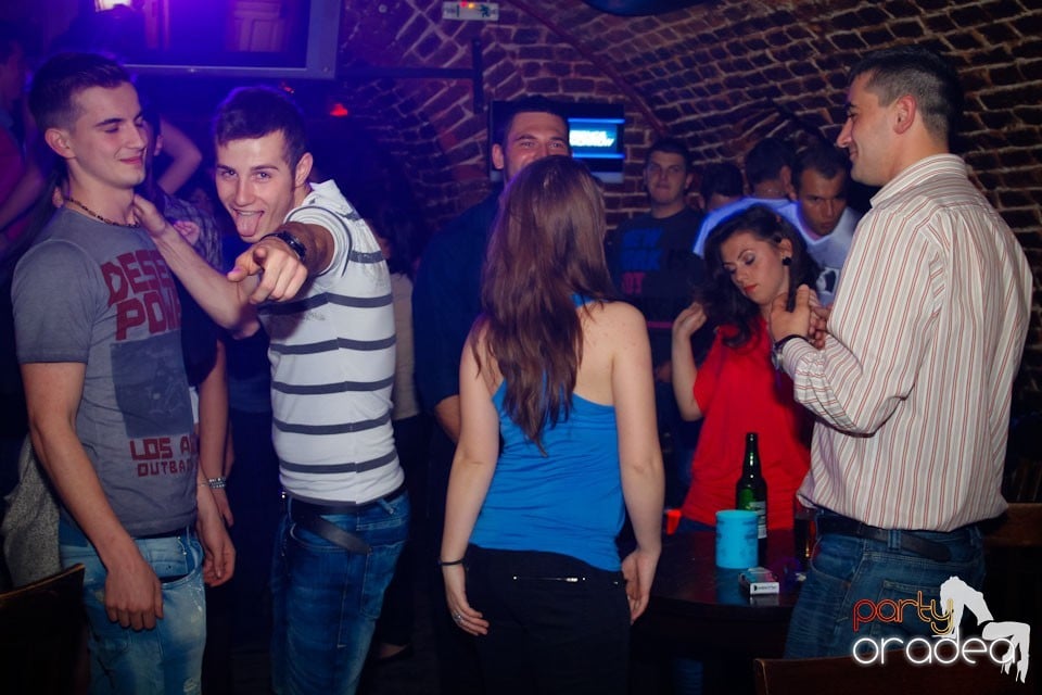 Miercuri seara e party în Club Escape, 