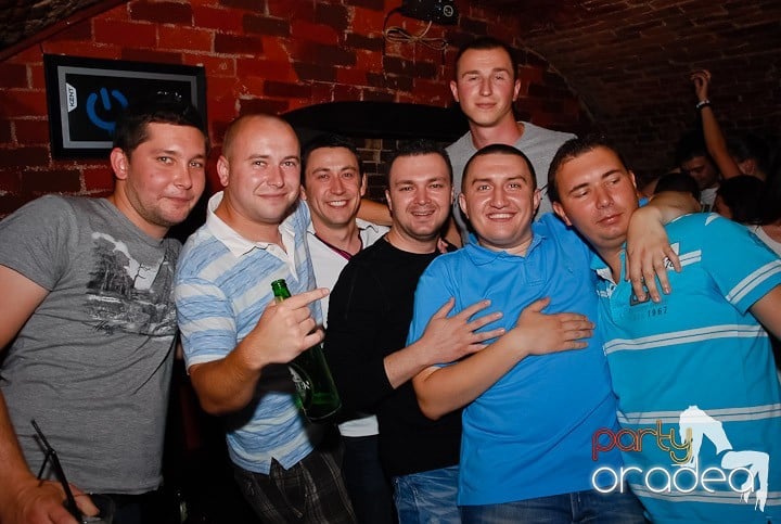 Miercuri seara în Club Escape, 