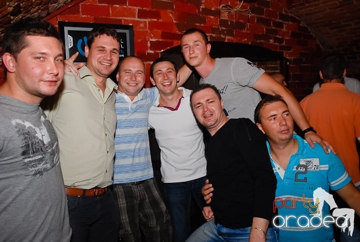 Miercuri seara în Club Escape, 