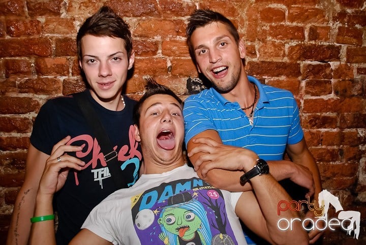 Miercuri seara în Club Escape, 