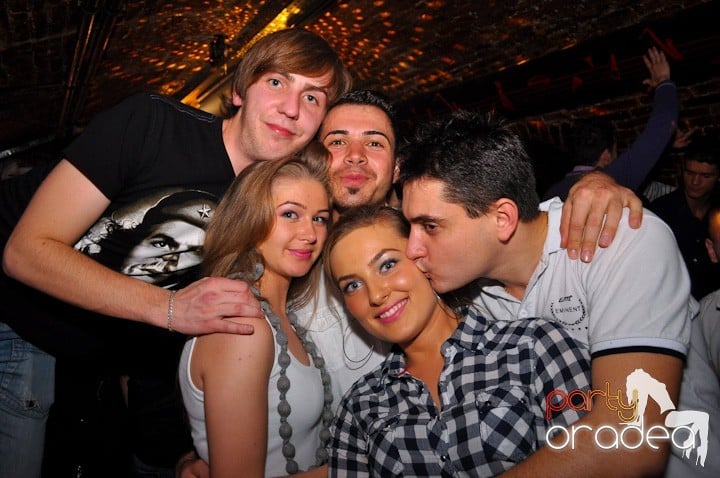 Miercuri seara în Club Escape, 