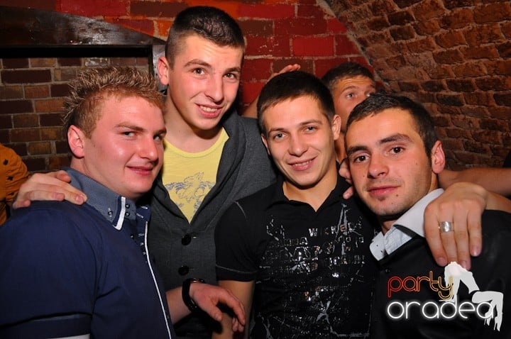 Miercuri seara în Club Escape,