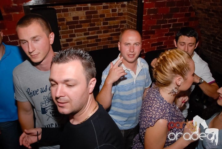 Miercuri seara în Club Escape, 