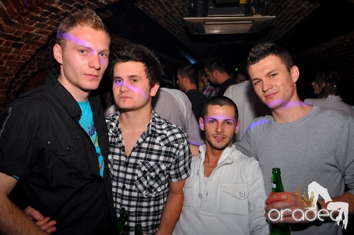 Miercuri seara în Club Escape,