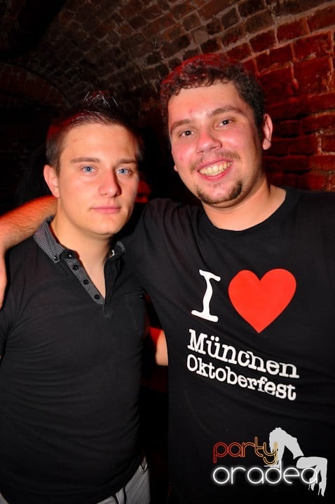 Miercuri seara în Club Escape,