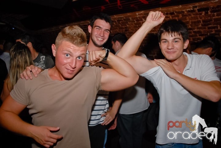 Miercuri seara în Club Escape, 