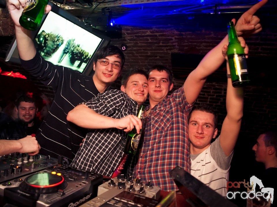 Miercuri seara în Club Escape, 