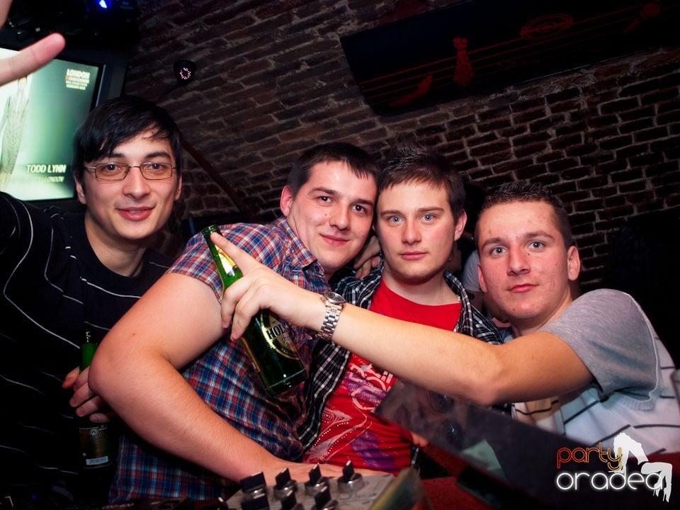 Miercuri seara în Club Escape, 