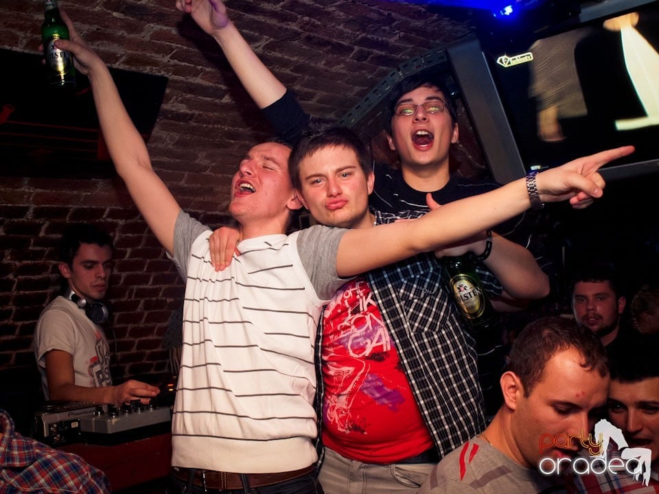 Miercuri seara în Club Escape, 