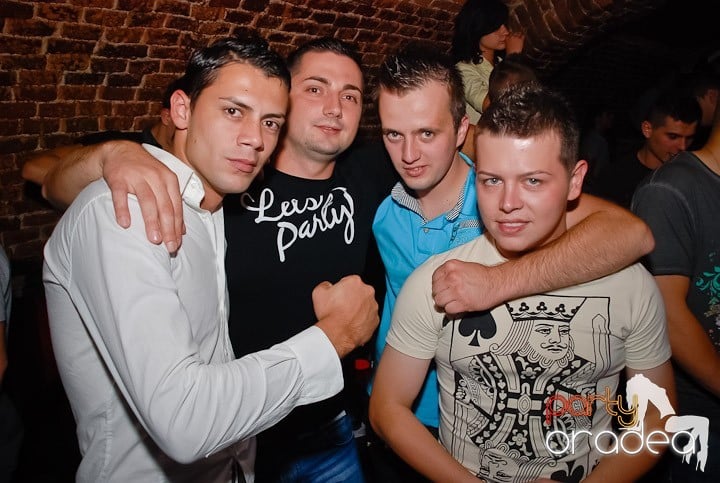 Miercuri seara în Club Escape, 