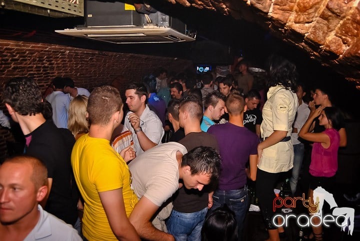 Miercuri seara în Club Escape, 