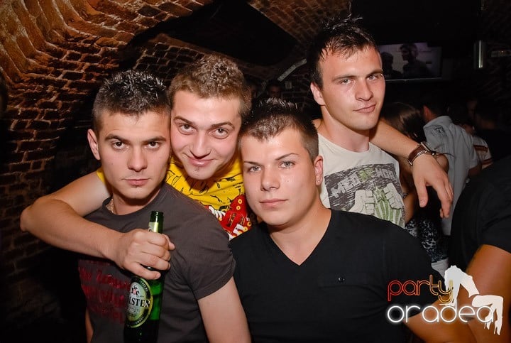 Miercuri seara în Club Escape, 