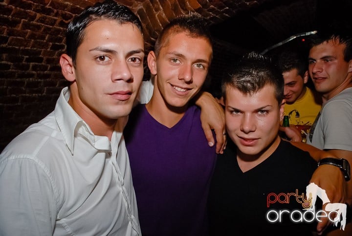 Miercuri seara în Club Escape, 