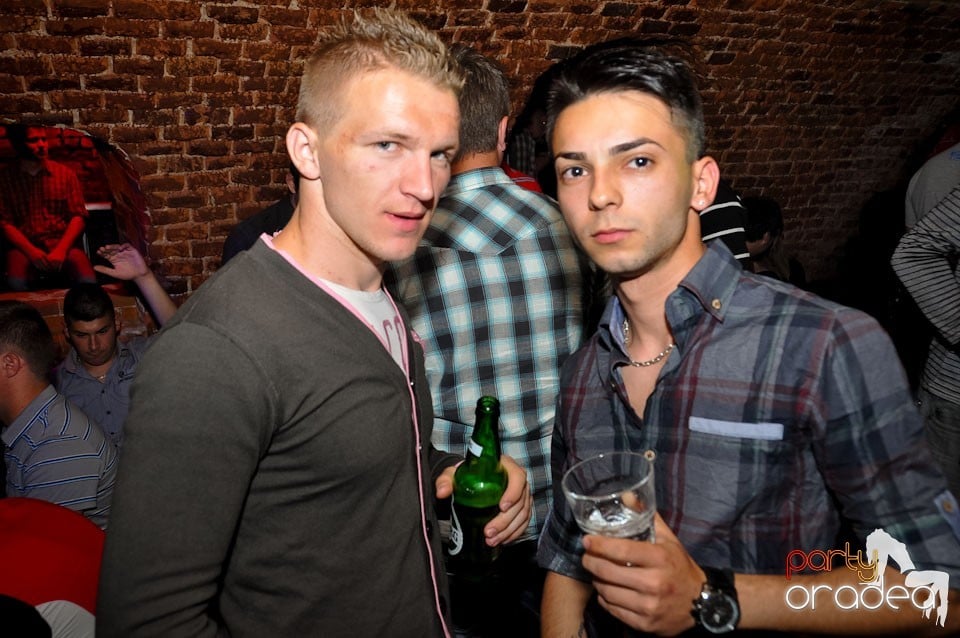 Miercuri seara în Club Escape, 