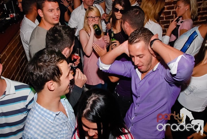 Miercuri seara în Club Escape, 