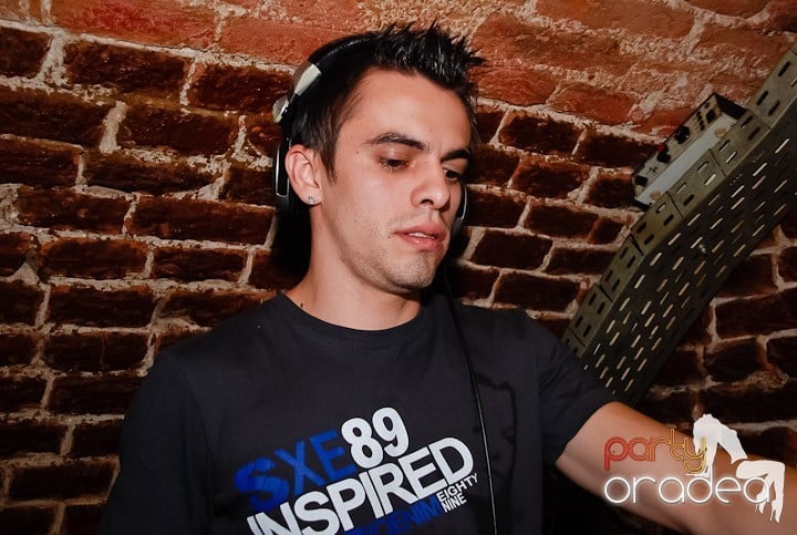 Miercuri seara în Club Escape, 