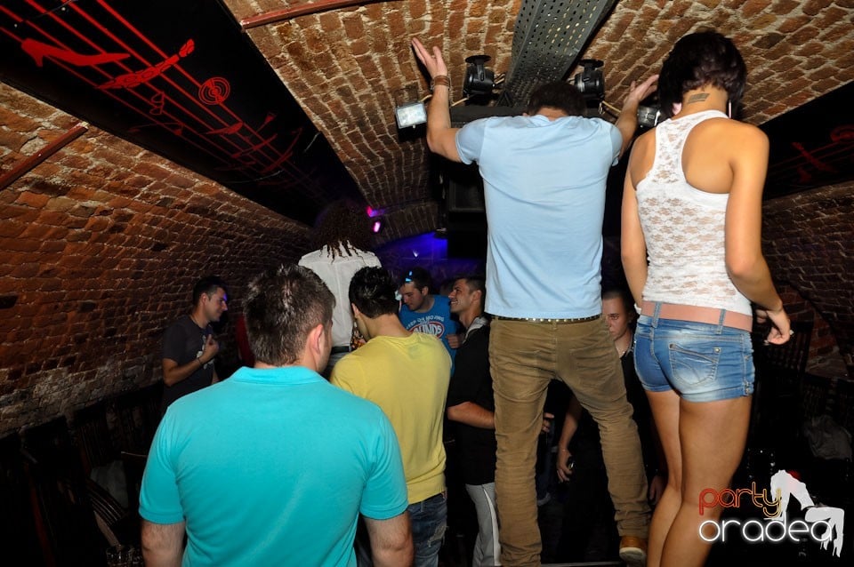 Miercuri seara în Club Escape, 